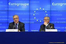 :EU:s ekonomikommissionär Olli Rehn och eurogruppens ordförande Jean-Claude Juncker vid eurogruppens presskonferens. Foto: Europeiska unionens råd