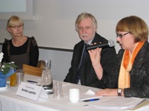 Europainformationens chef Riitta Swan , utrikesminister Erkki Tuomioja och riksdagsledamot Annika Lapintie. Foto: Europainformationen