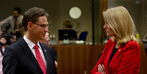 Suomen ja Tanskan pääministerit Jyrki Katainen ja Helle Thorning-Schmidt keskustelevat ennen Eurooppa-neuvoston kokouksen alkua. Kuva: Euroopan unionin neuvosto.