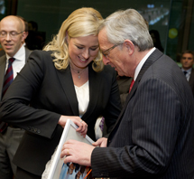 Ministeri Urpilainen antoi kokouksessa lahjaksi väistyvälle puheenjohtaja Junckerille lahjaksi valokuvan omasta ensimmäisestä euroryhmän kokouksestaan. Kuva: Euroopan unionin neuvosto.