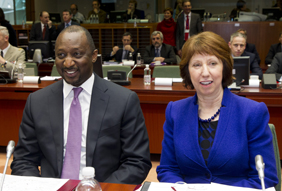 EU:n ulkoasiain ja turvallisuuspolitiikan korkea edustaja Catherine Ashton ja Malin ulkoministeri Tieman Hubert Coulibaly. Kuva: Euroopan unionin neuvosto.