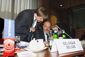 Vielä vuonna 2002 tupakoiminen oli sallittua Eurooppa-neuvoston kokouksissa. Kuvassa vasemmalla Belgian silloinen pääministeri Guy Verfhofstadt ja ulkoministeri Louis Michel. Kuva: Euroopan komissio.
