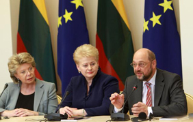 Euroopan komission varapuheenjohtaja Viviane Reding, Liettuan presidentti Dalia Grybauskaitè ja Euroopan parlamentin puhemies Martin Schulz. Kuva: Euroopan komissio