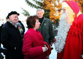 EU:n ulkopolitiikan korkea edustaja Catherine Ashton tapasi Napapiirillä myös Joulupukin vuonna 2012. Kuva: UM