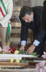 Komission puheenjohtaja Barroso vieraili Lampedusan saarella onnettomuuden jälkeen.