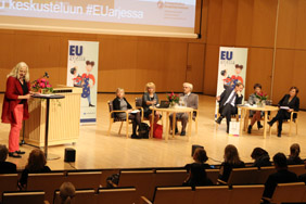 Mikkelin EU arjessa -seminaarissa keskusteltiin muun muassa köyhyydestä Euroopassa. Toimittaja Maarit Tastula juonsi tilaisuuden.