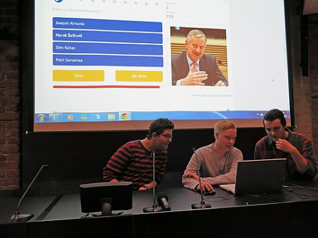 Opiskelijoita Pohjanmaalta pelaamassa Eurooppatiedotuksen Eurooppatietäjä-peliä.