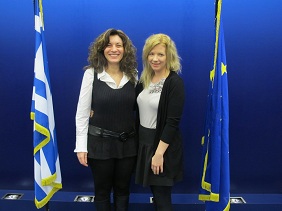 Under ordförandeskapet är samarbetet mellan Finland och Grekland tätt. På bilden liaison officer Adamantia Koutsoliakou (till vänster) som bistår Finlandsrepresentanter i samband med besöken och<br/>EU-ordförandeskapets koordinator vid ambassaden, Heini Hyrkkö.
