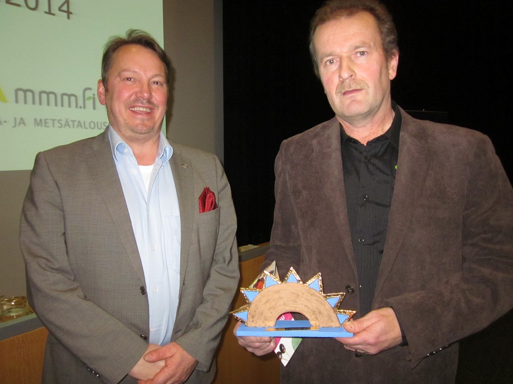 Projektikoordinaattori Thomas Snellman sai Vaasan tilaisuudessa Foodia Awards –palkinnon. Vasemmalla kansanedustaja Mats Nylund.
