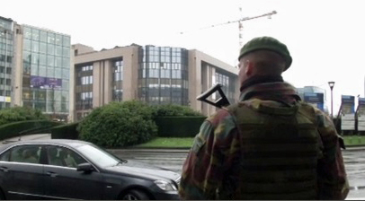 Aseistetut sotilaat partioivat EU-rakennusten ympärillä. Belgiassa on kiristetty turvatoimia poliisin estettyä suunnitteilla olleen terrori-iskun. © Euroopan unioni