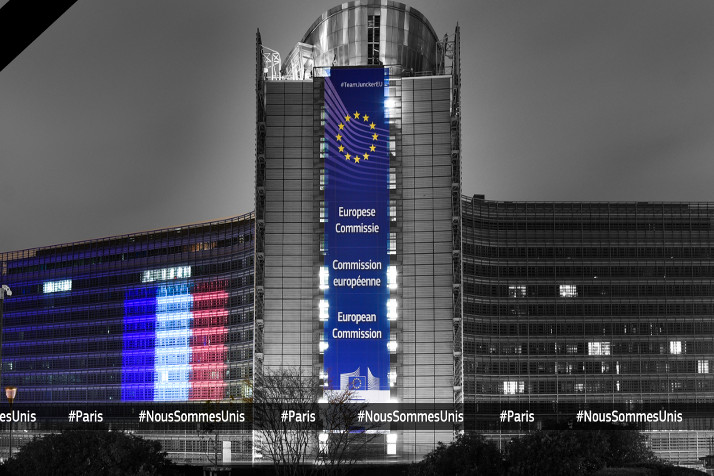 Ranskan lippu heijastettuna Euroopan komission rakennuksen seinälle solidaarisuuden osoituksena terrori-iskujen jälkeen
