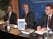 Utrikesminister Alexander Stubb (i mitten) och bokens skribent Marko Ruonala (till höger) berättade om EU-basfakta.