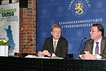 Försvarsminister Jyri Häkämies och Europainformationens enhetschef Roberto Tanzi-Albi presenterar boken om Europeiska försvarsbyrån den 26 februari.