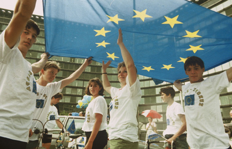 Nuoret kannattelevat EU-lippua