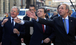 Kroatian EU-edustuston päällikkö, suurlähettiläs Branko Baričević, Euroopan komission puheenjohtaja José manuel Barroso ja Euroopan unionin Kroatian edustuston päällikkö Paul Vandoren