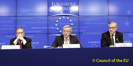 EU-johtajat sopivat tammikuun lopussa talousliitosta. Neuvotteluihin osallistuivat myös ERVV:n johtaja Klaus Regling, euroryhmän puheenjohtaja Jean-Claude Juncker ja Euroopan komission varapuheenjohtaja Olli Rehn. Kuva: Euroopan unionin neuvosto