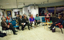 Catherine Ashton (oikealla) tapasi muun muassa Saamelaiskäräjien puheenjohtajan Klemetti Näkkäläjärven (toinen oikealta) Rovaniemellä. Ashton oli Erkki Tuomiojan (vasemmalla) vieraana Suomessa. Kuva: Eero Kuosmanen