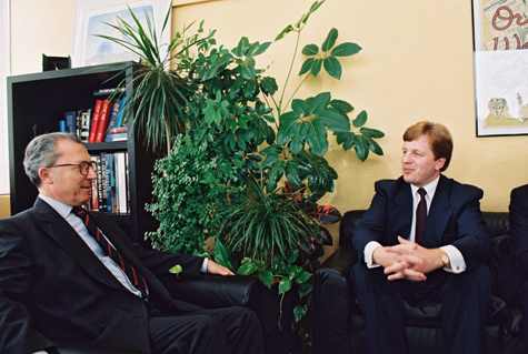 Pääministeri Esko Aho (oik.) ja Euroopan komission puheenjohtaja Jacques Delors keskustelevat vuonna 1991. Kuva: Euroopan komissio.
