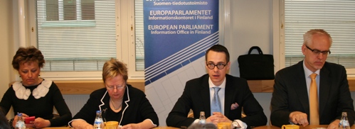 Euroopan parlamentin Suomen tiedotustoimiston pressikahveilla suomalaismepit kertoivat näkemyksiään paljon keskustelua herättäneestä Acta-sopimuksesta. Kuva: Anna Romo/Eurooppatiedotus