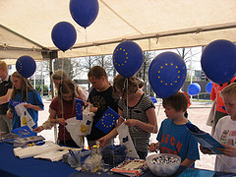 Ungdomar besöker Europadagens tält i Jyväskylä 2011. Foto: Eurooppanuoret.
