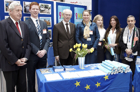 Sanna Silventoinen (3. oik.) kollegoineen sai vieraita avointen ovien päivänä. Vasemmalla EUH:n toimeenpaneva pääsihteeri Pierre Vimont ja keskellä Eurooppa-neuvoston pj Herman Van Rompuy. Kuva: Euroopan unionin neuvosto.