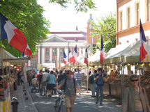 Turun kaupunginkirjaston vieressä on ranskalaiset markkinat. 