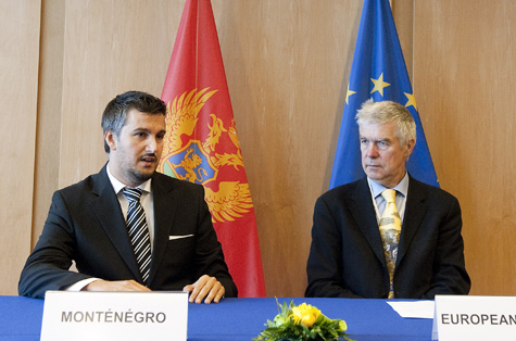 Montenegron suurlähettiläs Aleksandar Andrija Pejović (vas.) ja Euroopan unionin neuvoston ulko- ja turvallisuuspolitiikasta vastaava pääjohtaja Robert Cooper vuonna 2010. Kuva: Euroopan unionin neuvosto.
