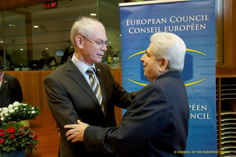 Pysyvä puheenjohtaja Herman Van Rompuy ja Kyproksen presidentti Demetris Christofias. Kuva: Euroopan unionin neuvosto.