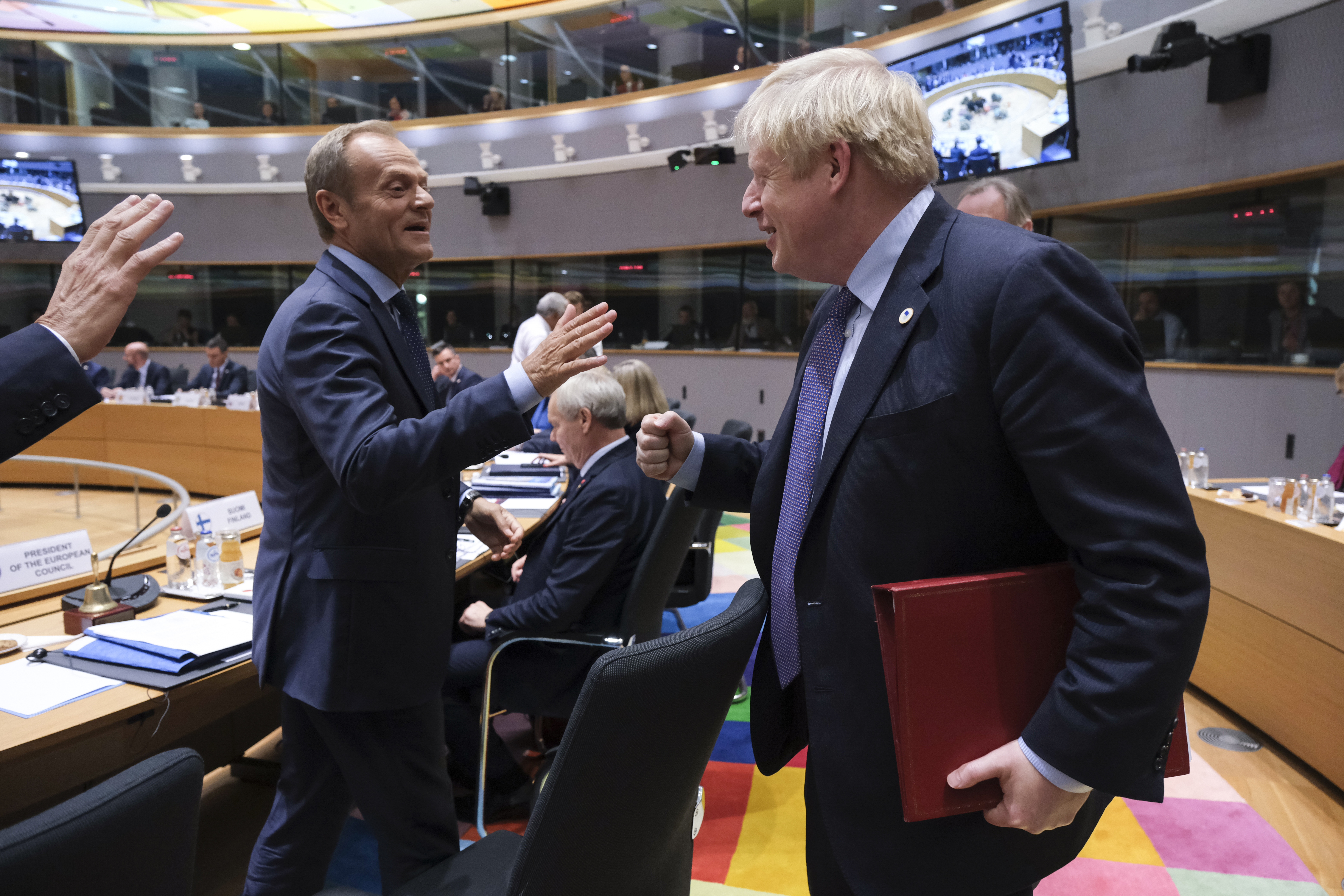 From left to right: Mr Donald TUSK, President of the European Council; Mr Boris JOHNSON, UK Prime Minister. Kuva: Euroopan unioni.