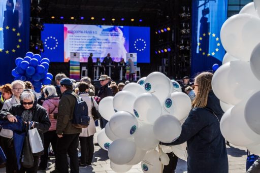 Väkijoukko ja ilmapalloja Eurooppa-päivän toritapahtumassa.