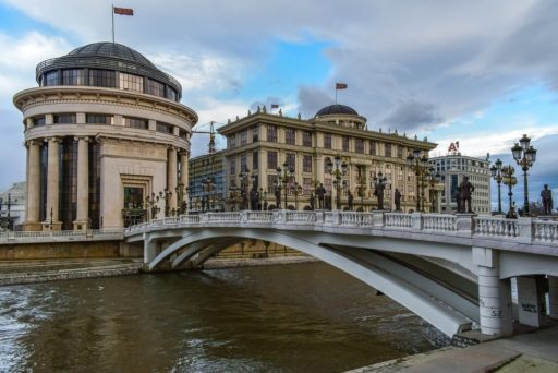 Kuva Pohjois-Makedonian pääkaupungista Skopjesta, silta ja historiallisia rakennuksia. Länsi-Balkan sijaitsee Euroopan sydämessä. Kuva:Pixabay