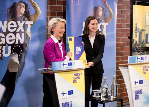 Komission puheenjohtaja Ursula von der Leyen ja pääministeri Sanna Marin hymyilevät tiedotustilaisuudessa