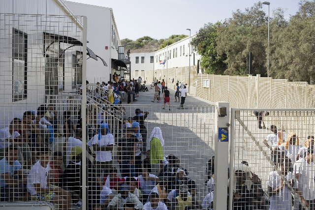 Kuvassa turvapaikkaa hakevia ihmisiä aidatulla alueella Lampedusassa Italiassa