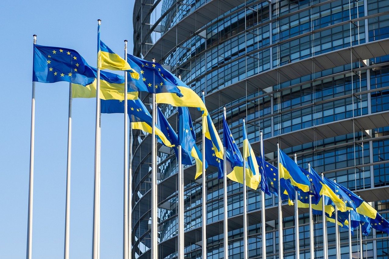EU:n vahva ja yhtenäinen reaktio Venäjän hyökkäykseen Ukrainaan 24. helmikuuta 2022 on osoittanut, että EU kykenee monipuolisiin ja nopeisiin toimiin kriisitilanteissa.
