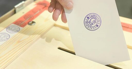 Leimattu äänestyslipuke laitetaan vaaliuurnaan.