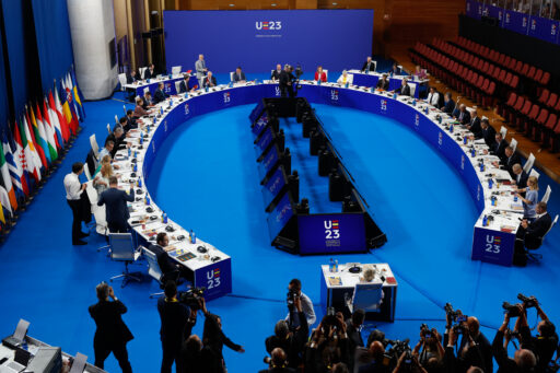 EU-maiden johtajat suuren kokouspöydän ääressä.